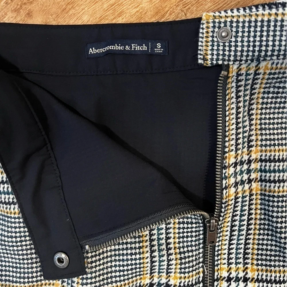 ABERCROMBIE AND FITCH PLAID SKIRT SIZE SMALL - Picture 2 of 3